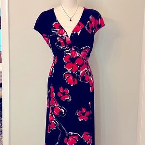 Lovely v-neck black and pink flowered jersey dress!